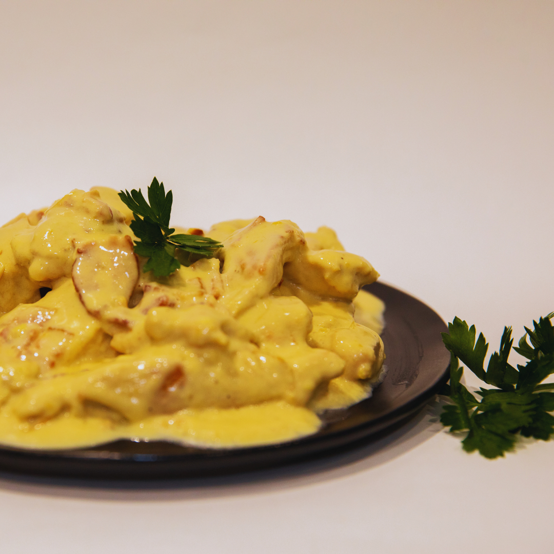 Pechuga de Pollo con Tocineta con Crema  de Tres Quesos
