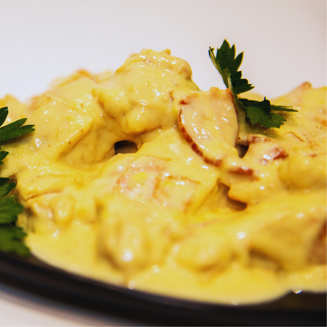 Pechuga de Pollo con Tocineta con Crema  de Tres Quesos