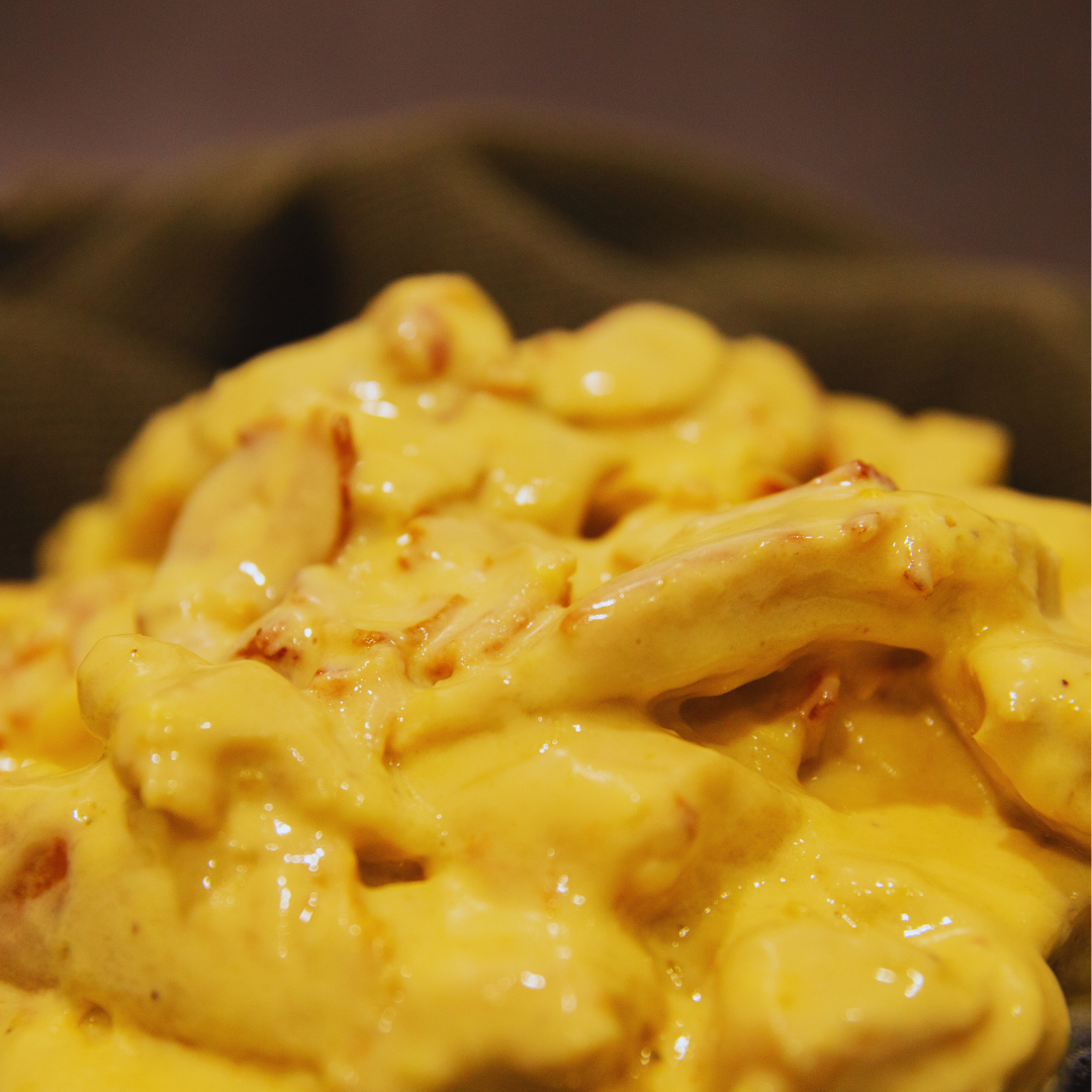 Pechuga de Pollo con Tocineta con Crema  de Tres Quesos